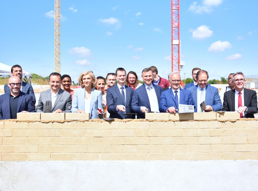 Pose de la première brique de terre crue ! Pose de la première brique de terre crue !